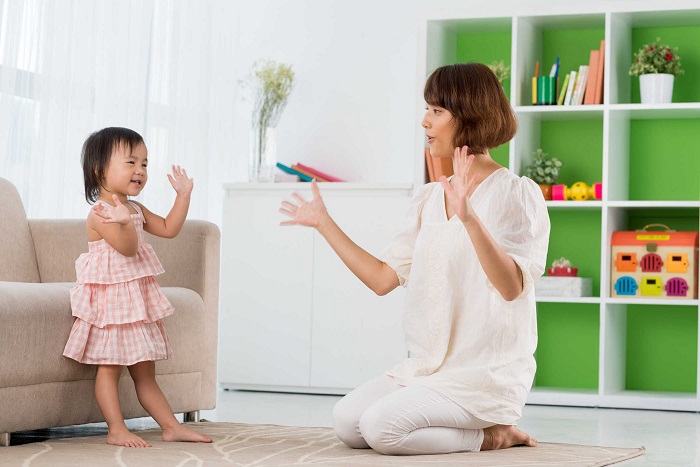 Để khắc phục tình trạng chậm nói phụ huynh hãy đồng hành cùng con, tương tác với con nhiều hơn